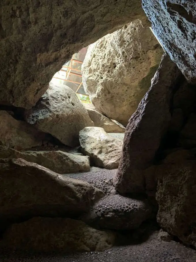 Goa Giri Putri Temple